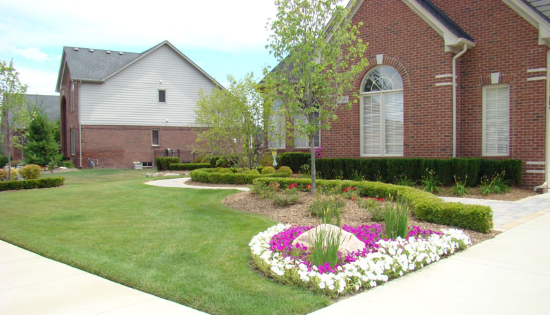 A Clinton Twp Landscaper Can Help with Your Yard